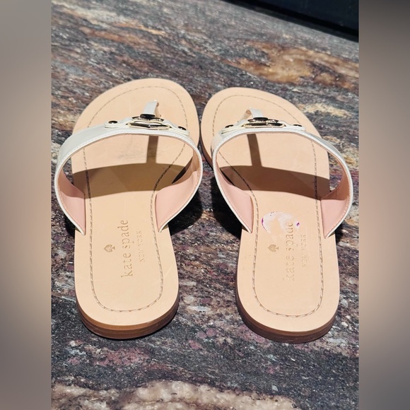 🚨SOLD🚨 KATE SPADE NEW YORK Cassia NEW White Patent Thong Flats Sandals Size 8.5 - Picture 14 of 16